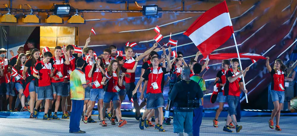 Czizsek trägt Österreichs Fahne