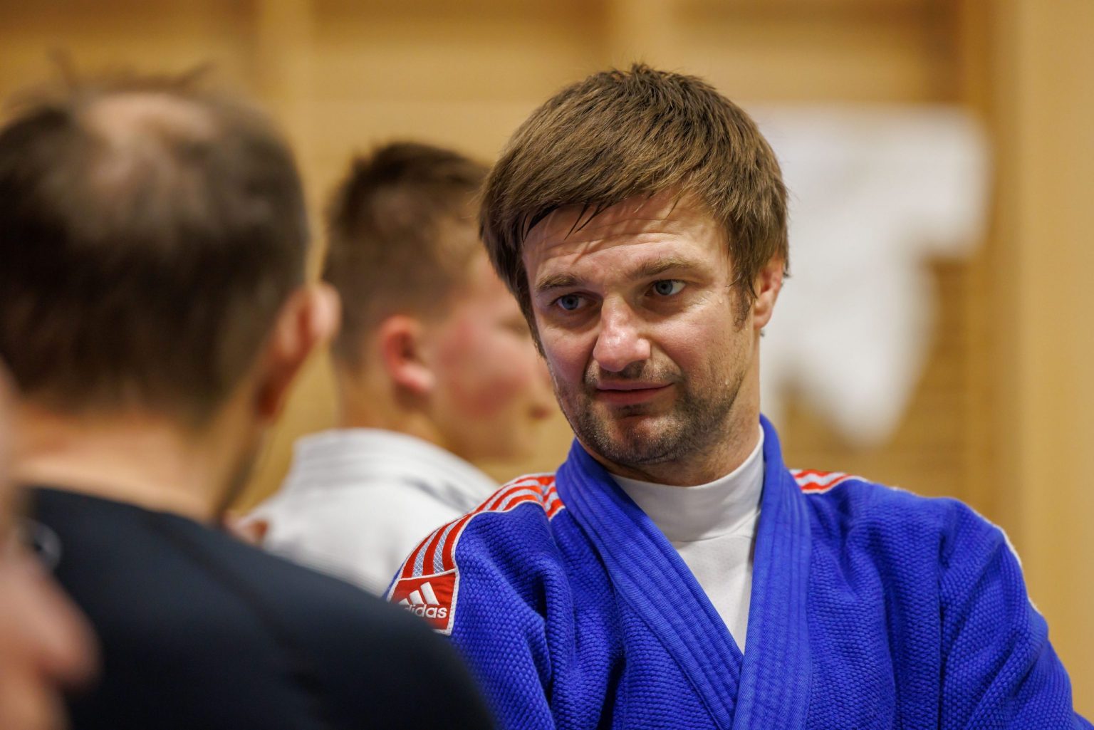 Der Mann im Hintergrund